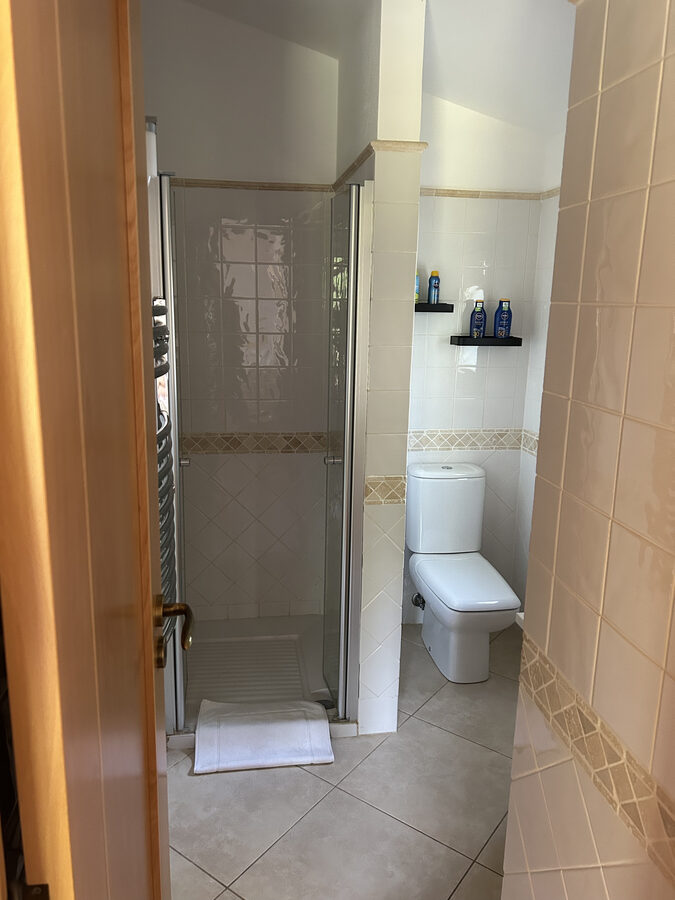Bad mit Dusche und WC
