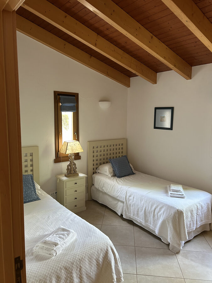 Weiteres Schlafzimmer mit zwei Betten